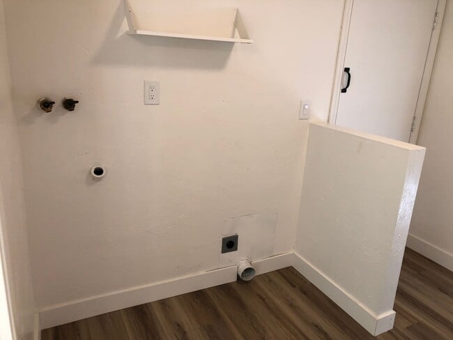 Building Photo - Updated 2 bedroom 1 1/2 bath duplex in Spr...