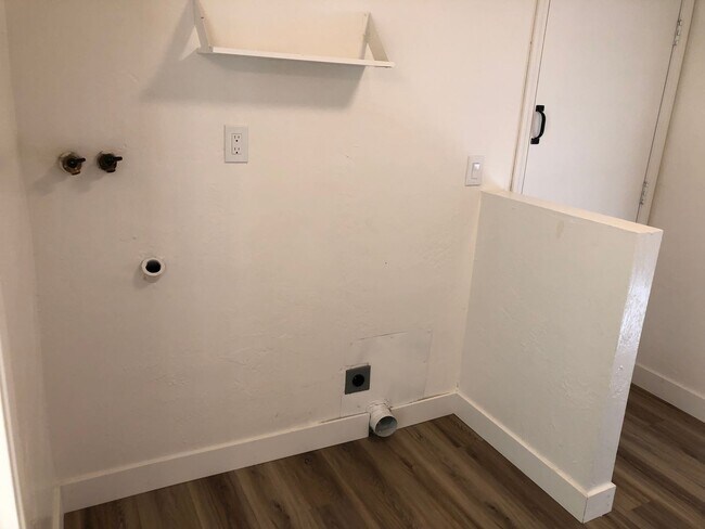 Building Photo - Updated 2 bedroom 1 1/2 bath duplex in Springfield!