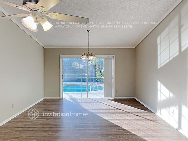 Building Photo - 16601 Vallely Dr