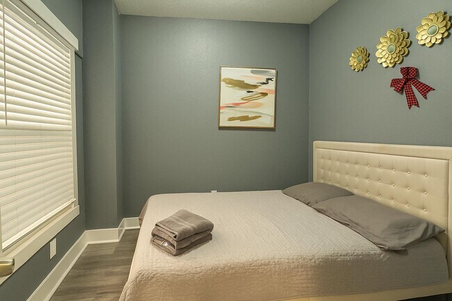 Building Photo - 1216 E 33rd Ave