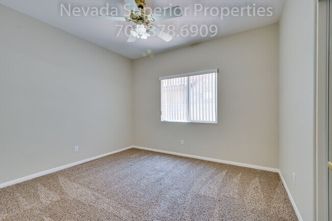 Building Photo - SE Single Story 3 Bedroom Home!!! Low Main...