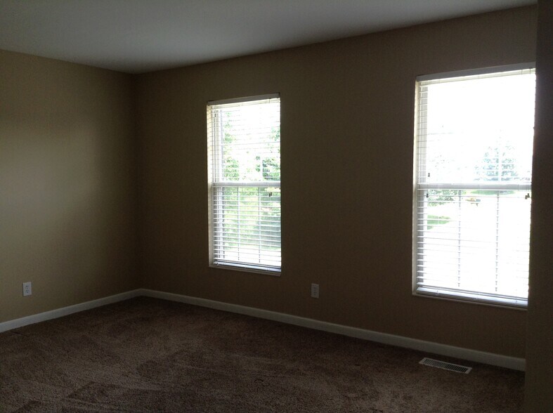 Building Photo - 10190 Meadowknoll Dr