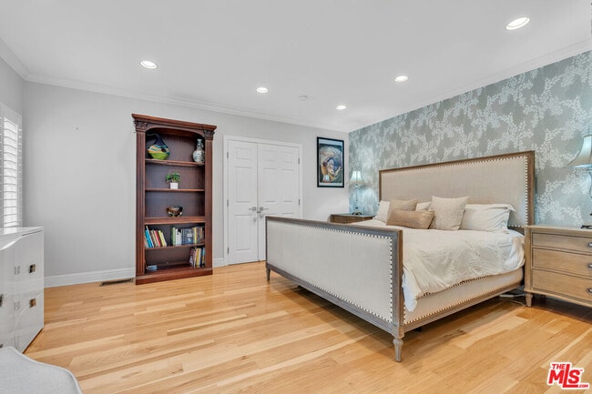 Building Photo - 326 N Doheny Dr