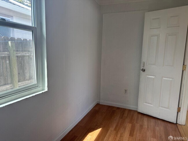 Building Photo - 827 Stambaugh St
