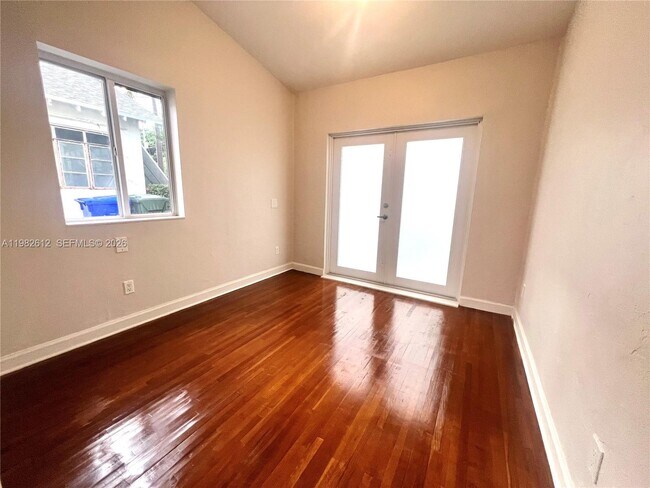 Building Photo - 1900 Tigertail Ave