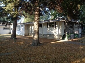 Building Photo - 3 Bedroom/ 1 1/2 Bathroom Mobile Home