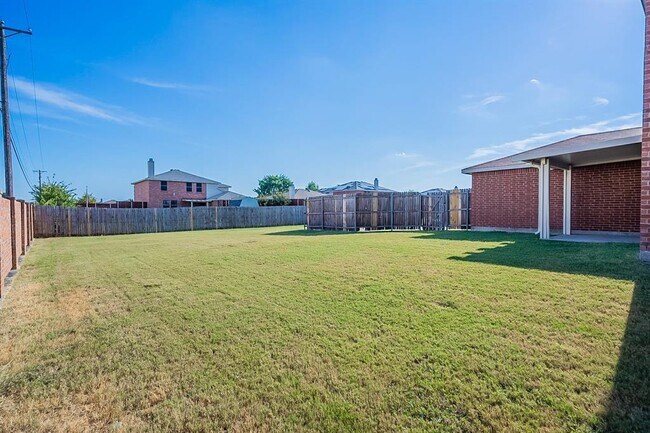 Building Photo - 1000 Bumble Bee Dr