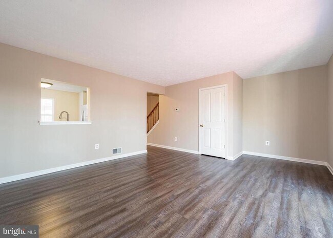 Building Photo - 645 Realm Ct W