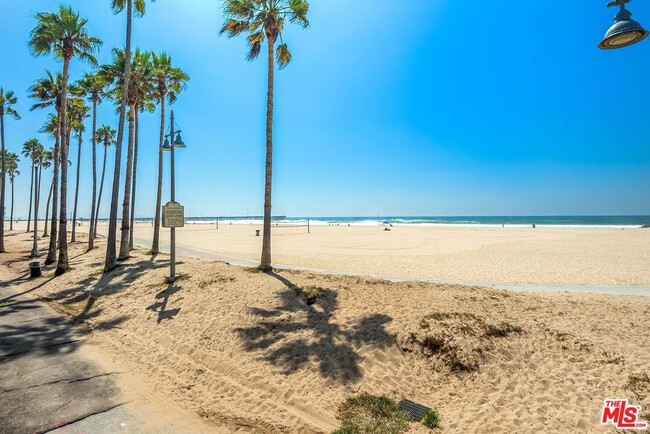 Building Photo - 2319 Ocean Front Walk