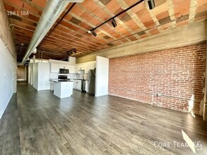 Building Photo - 204 Walnut St