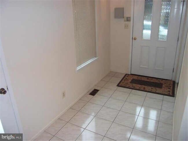 Building Photo - 83 Sayre Dr