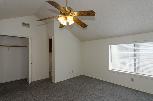 Building Photo - Quaint townhouse style condominium in Hyde...