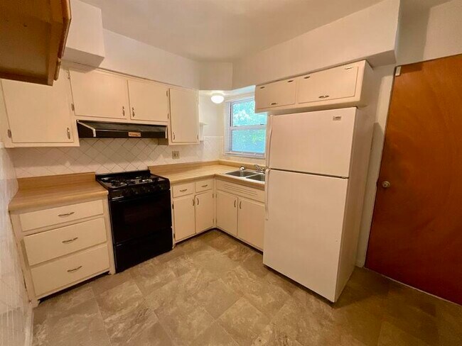 Building Photo - 1715 Menard Dr