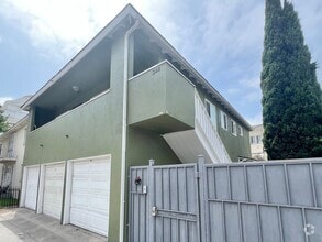 Building Photo - Top-Floor Urban Retreat in the Heart of Do...