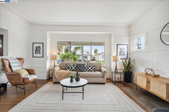 Building Photo - REMODELED HUGE BRIGHT 2400sf 4BR/3.5BA Havenscourt Split Level Home w Cottage AVAIL NOW