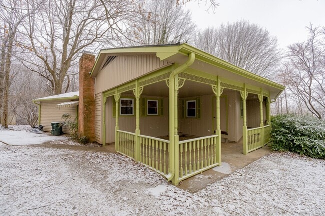 Building Photo - Adorable 3BR home on 1.65 Acre Park-Like S...