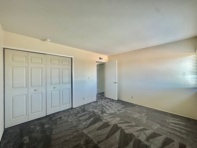 Building Photo - 4 Bedroom Home 3 Car Garage with Fenced Ya...