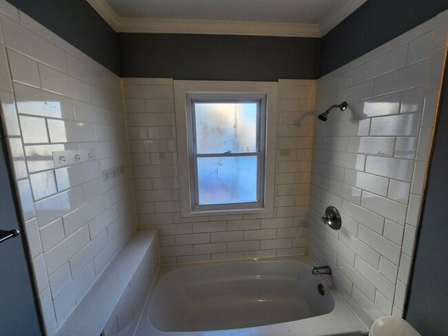 Building Photo - Charming 5-Bedroom Property in Prime Location