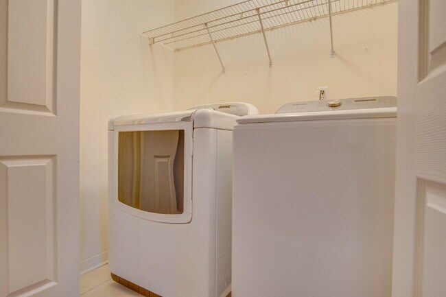 Building Photo - Santa Rosa 3/2.5 Townhome – Minutes from N...