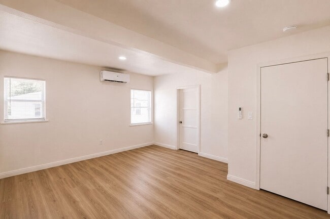 Building Photo - 4723 Arlington Ave