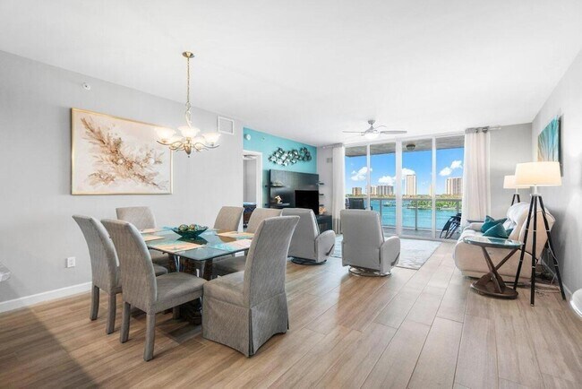 Building Photo - 2640 Lake Shore Dr