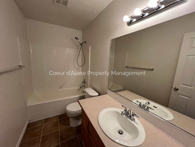 Building Photo - 3 bed, 2 bath house in fantastic location!