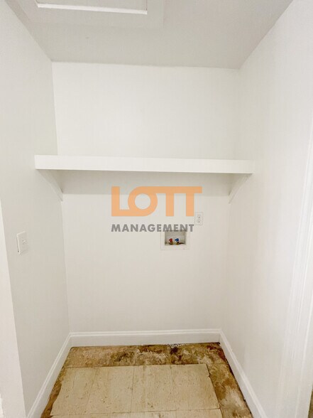 Building Photo - 10 Montis Dr