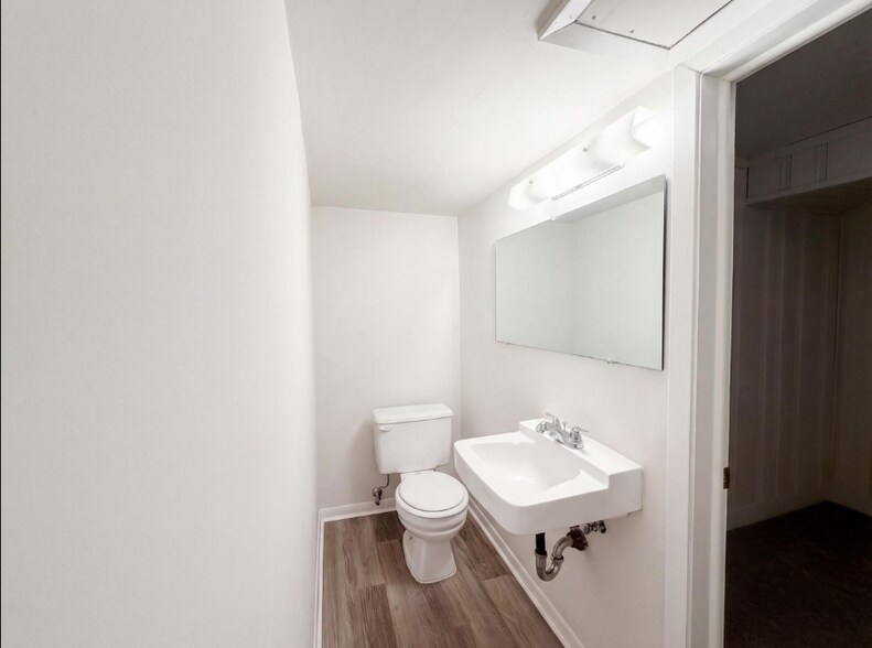 Building Photo - 8615 Virginia Cir N