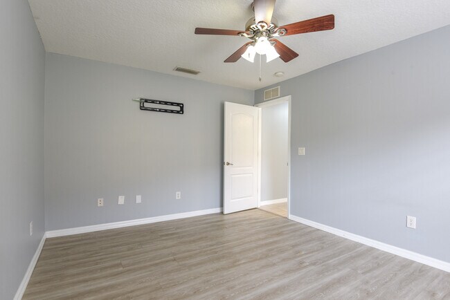 Building Photo - 11 Manderley Ln