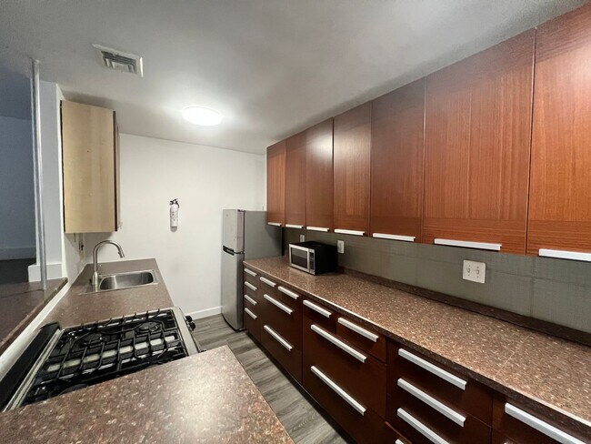 Building Photo - Lovely 1 BR/1 BA Lower Level Condo in Glov...