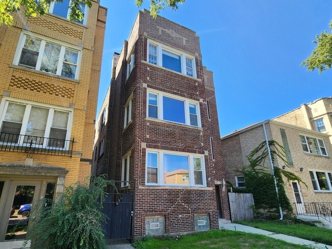 Building Photo - 6210 N Francisco Ave