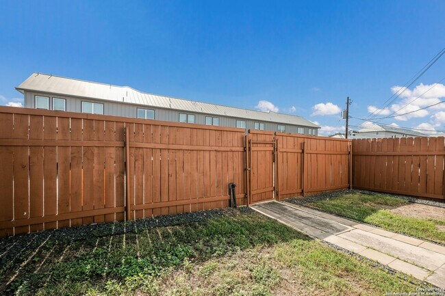 Building Photo - Charming 2/2 in the heart of Boerne!