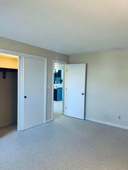 Building Photo - 9 Hallmark Gdns