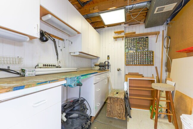 Building Photo - Bright and Spacious Townhome Living Near Reston