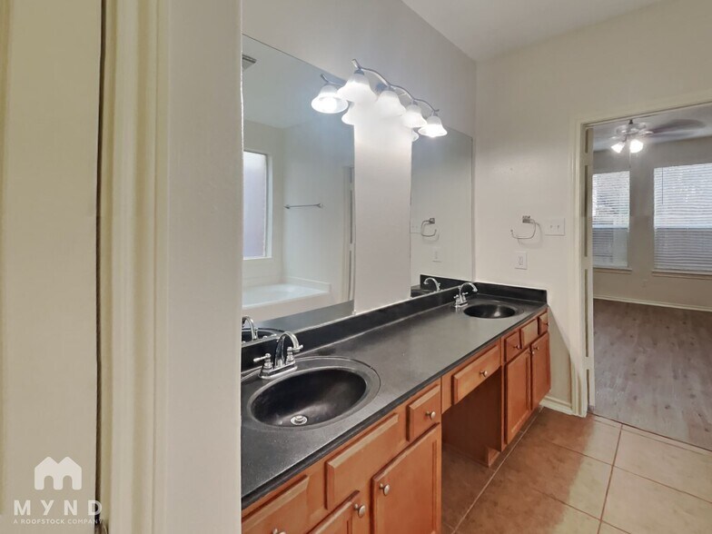 Building Photo - 4914 Forest Hurst Dr