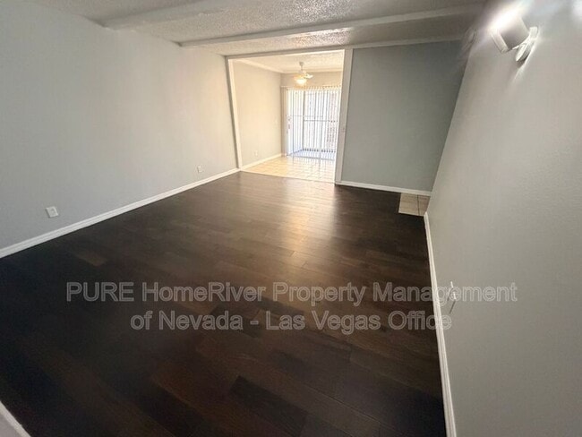 Building Photo - 1405 E Vegas Valley Dr