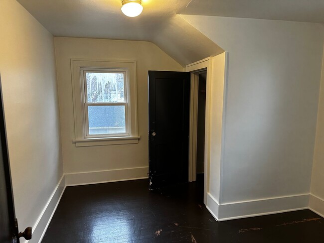 Building Photo - FREE JANUARY RENT!!! Charming 3-bedroom, 1...