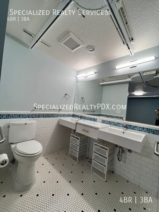 Building Photo - 5749 NE Harvest St