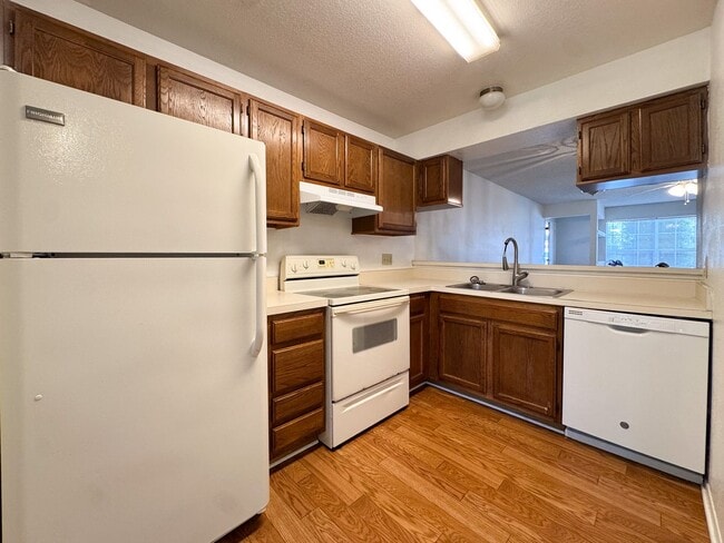 Building Photo - Manors of Bryn Mawr 2 Bed 2 Bath Condo AVAILABLE NOW!