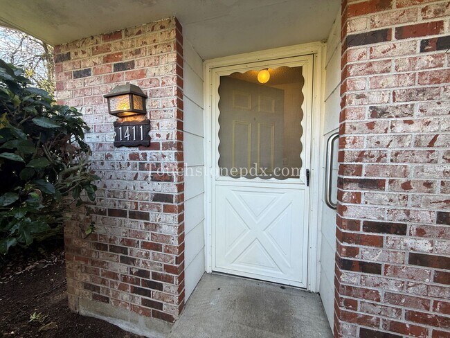 Building Photo - Welcoming 2BD/1BA Duplex w/ Mini-Split HVAC + Off-Street Parking