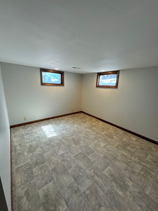 Building Photo - Updated 2bd/2ba Central Dav with Bonus rooms