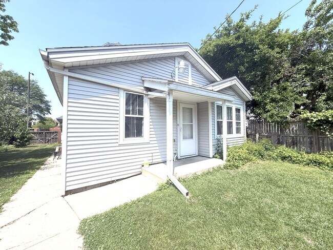 Building Photo - 1411 W Rawson Ave