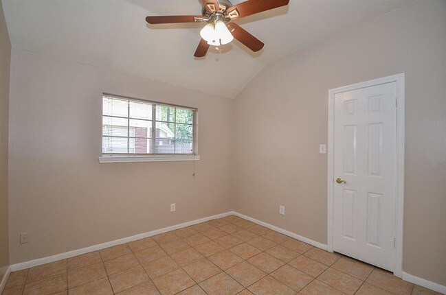 Building Photo - 6327 Drake Elm Dr