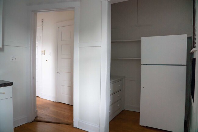 Building Photo - Southport Corridor - 1 Bed / 1 Bath - Heat Included