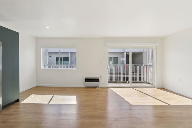 Building Photo - 1422 Tamarind Ave