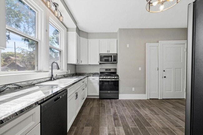 Building Photo - Updated 4 Bedroom Victorian on College Ave