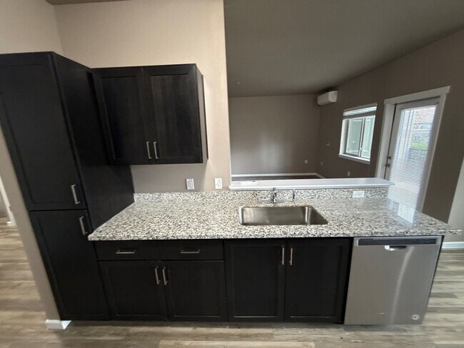 Building Photo - 4261 Hawthorne Ave NE