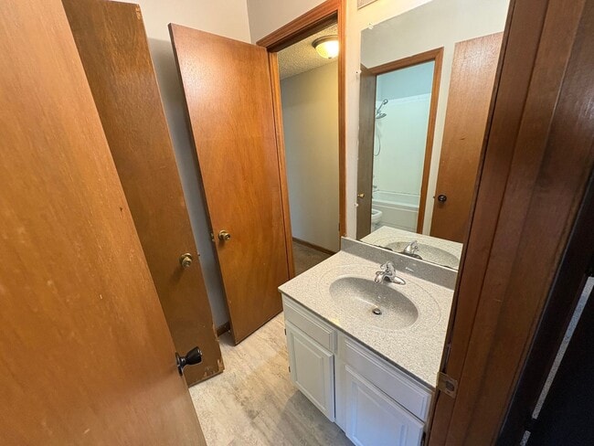 Building Photo - 4 Bedroom Apartment in Central MHK - Near Aggieville!