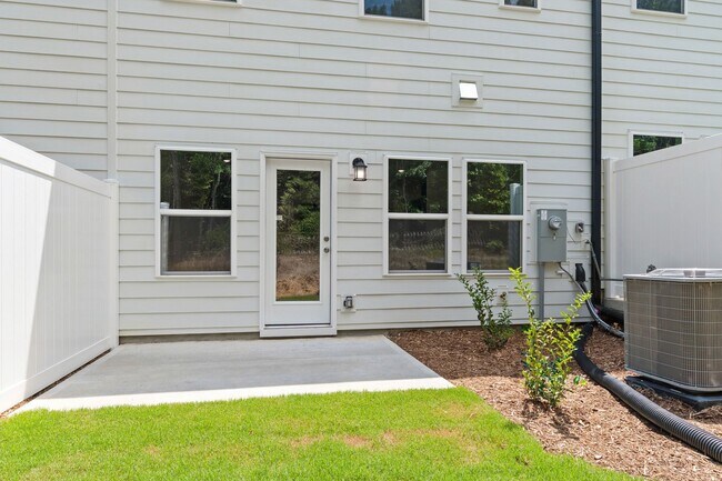 Building Photo - Updated 3BR Townhome with Pool and Spaciou...