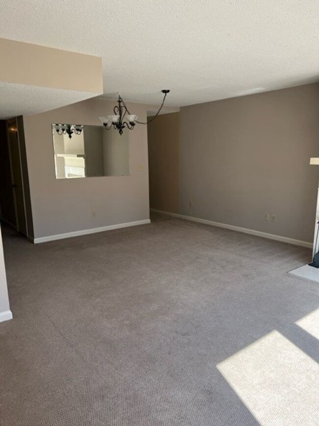 Building Photo - 165 Fox Run